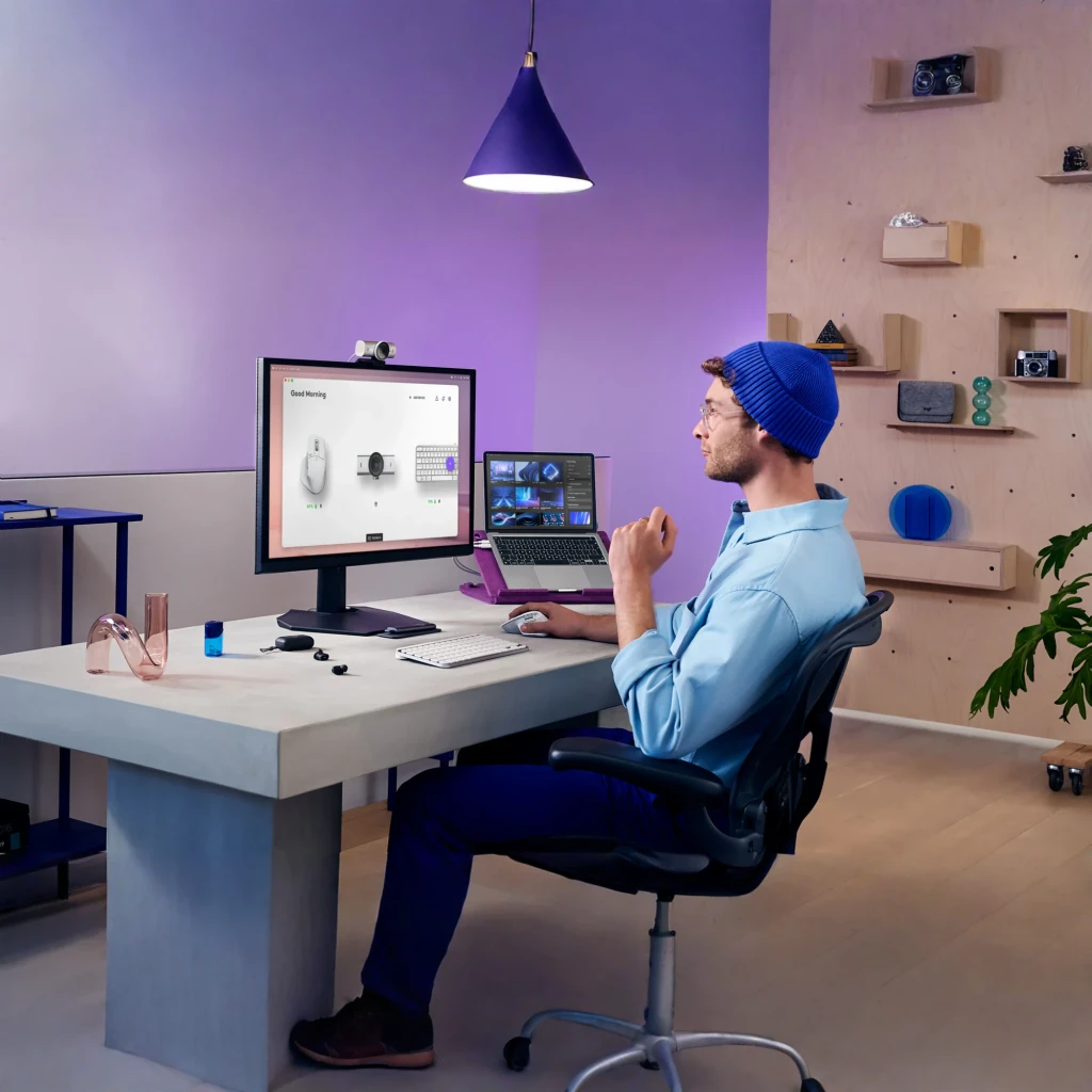 Ratón Logitech MX Master 3S Inalámbrico Ergonómico Gris Pálido, en uso: hombre trabajando en escritorio con monitor