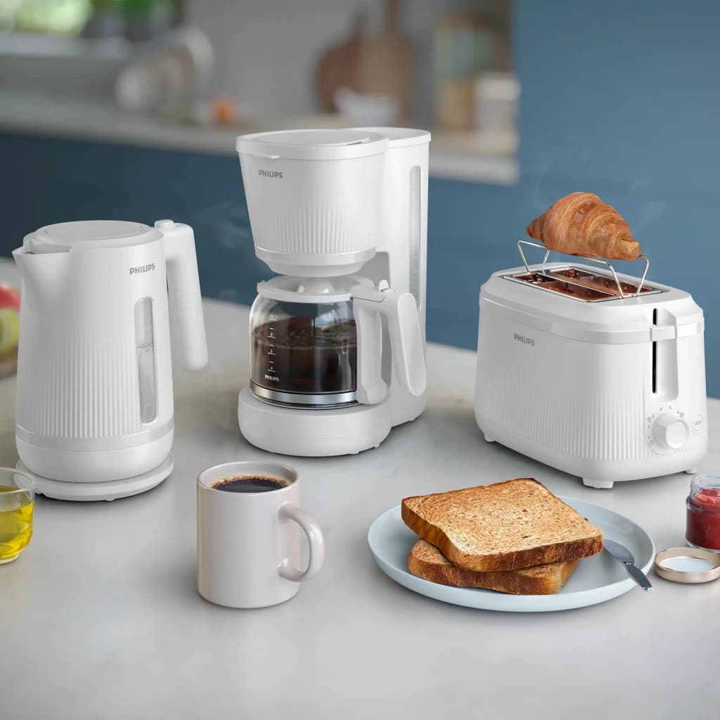 Philips Cafeteira HD7411/00 1,25 L Branca, cena de cozinha: cafeteira com jarra cheia ao lado de chaleira e torradeira