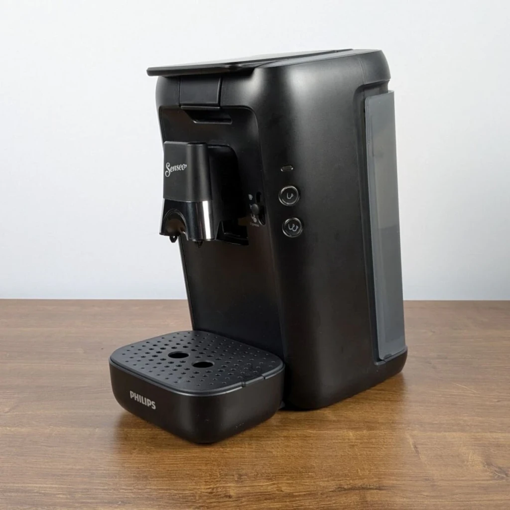 Philips Cafetière Senseo Maestro CSA260/60 Noir, vue latérale: réservoir d'eau, boutons de sélection et bac d'égouttage
