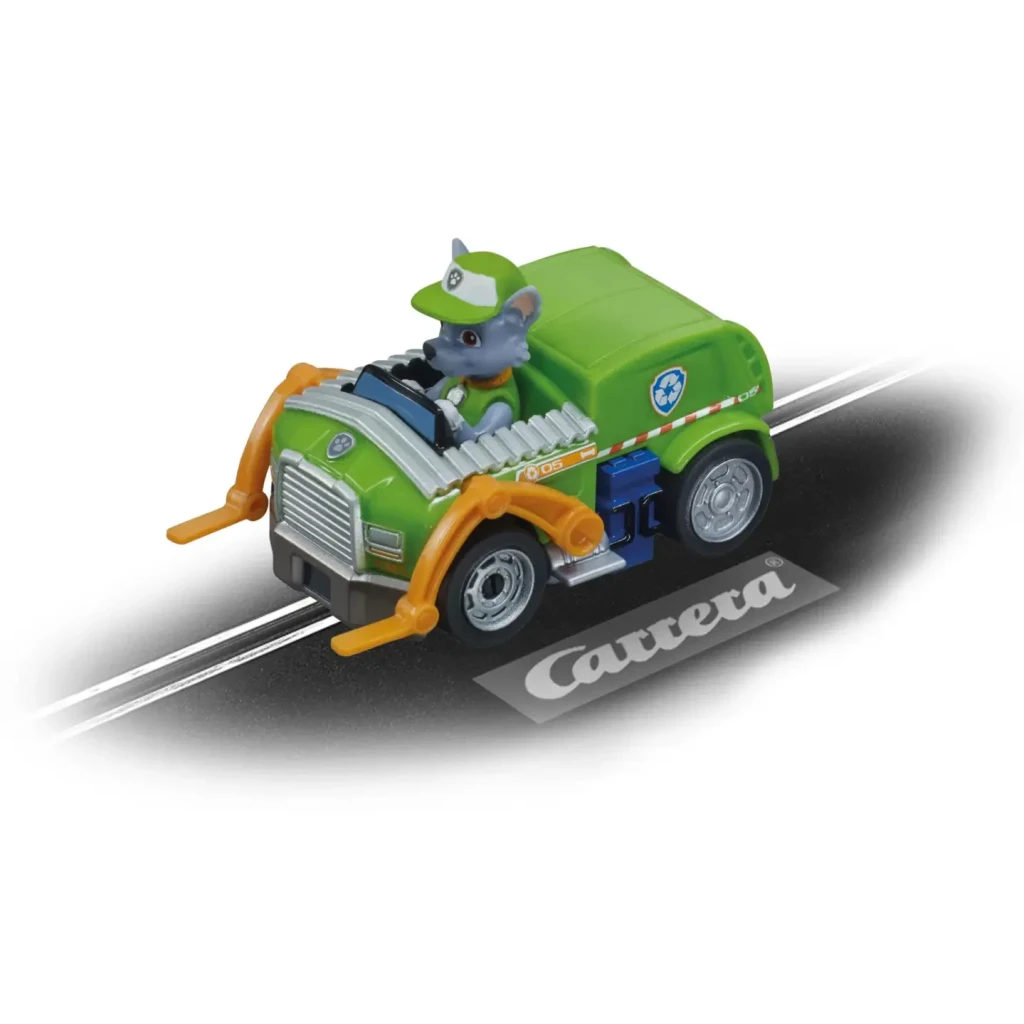 Pista de carreras Carrera First Paw Patrol Rocky 20065026 Escala 1/50, en uso: vehículo verde de Rocky circulando