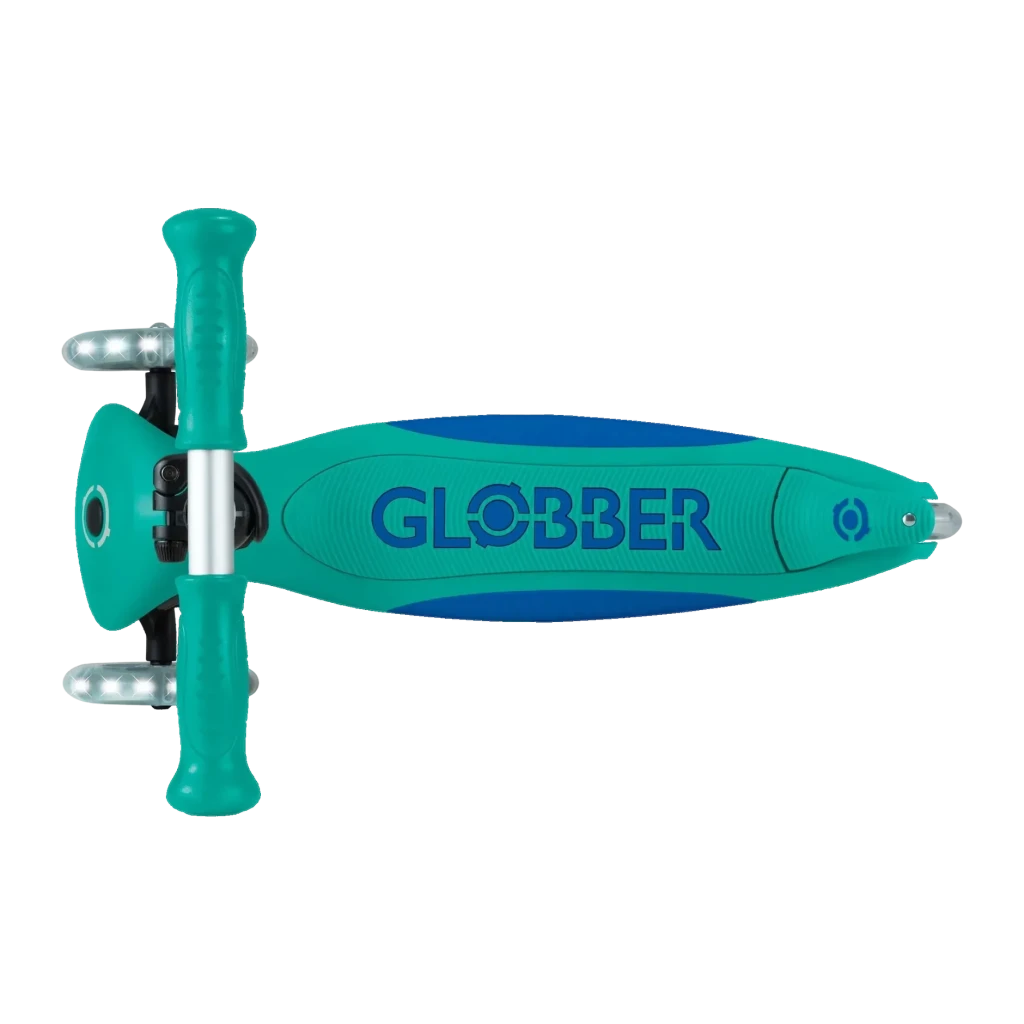 Patinete infantil Globber Primo Foldable Plus Lights 3 ruedas LED Turquesa, detalle cenital: plataforma turquesa con logo