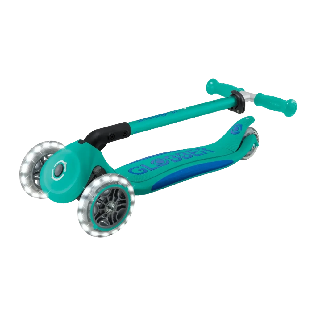 Patinete infantil Globber Primo Foldable Plus Lights 3 ruedas LED Turquesa, detalle: plegado en diagonal, ruedas delanteras