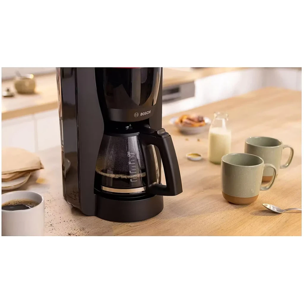 Cafetera de Goteo Bosch MyMoment TKA2M113 1,25L 1200W Negro, en uso: jarra con café recién hecho sobre encimera de madera