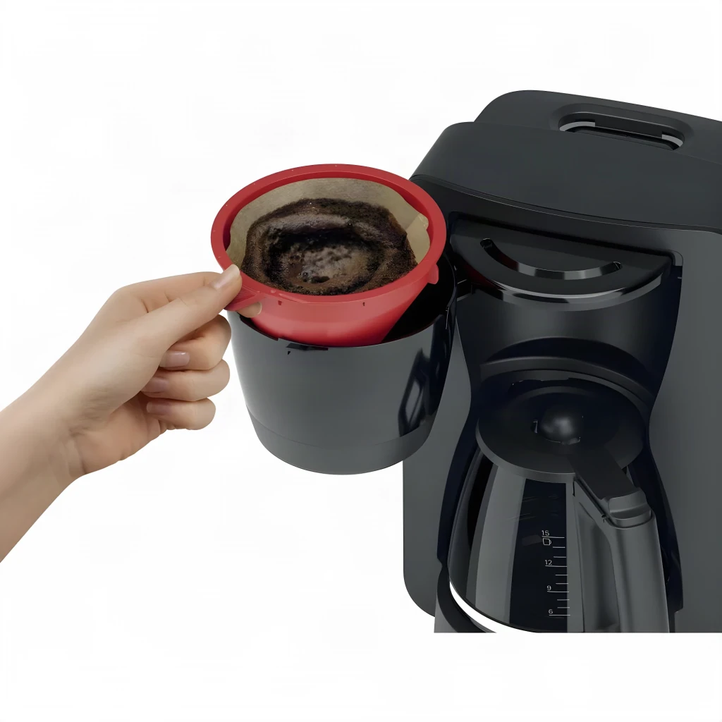 Cafetera de Goteo Bosch MyMoment TKA2M113 1,25L 1200W Negro, en uso: mano extrayendo el portafiltros rojo con café molido
