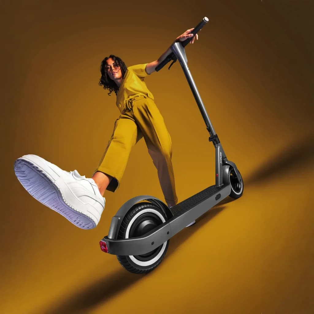 Trottinette électrique SoFlow SO ONE Pro 500W 65km 22km/h 10 pouces Noir, en utilisation: femme en combinaison jaune