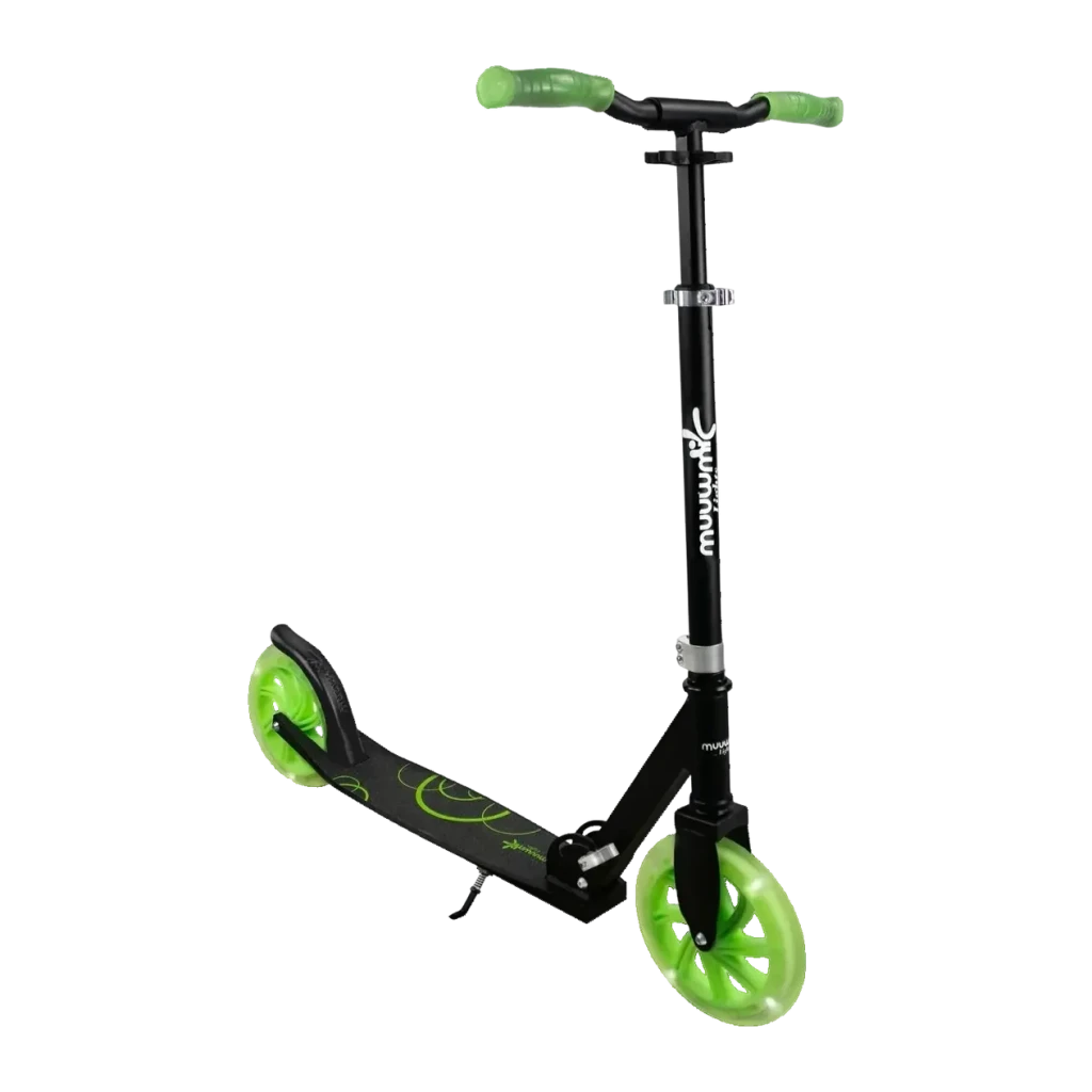 Patinete Muuwmi Lights Glow 215 mm 215mm Negro/Verde, vista frontal: manillar verde, deck negro con diseño y ruedas verdes
