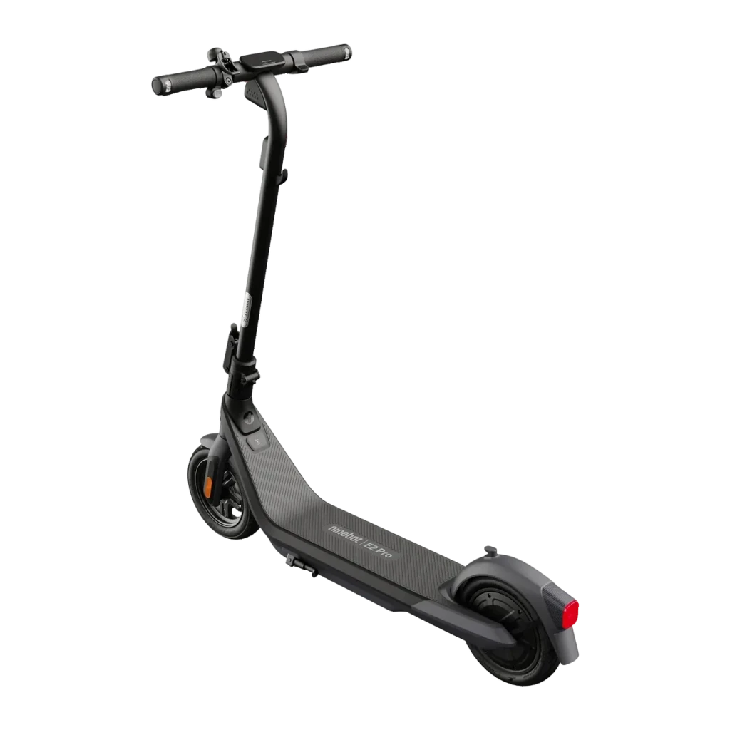 Trotinete Elétrica Ninebot by Segway KickScooter E2 Pro E Preto, vista traseira: deck com logo, luz traseira vermelha e roda