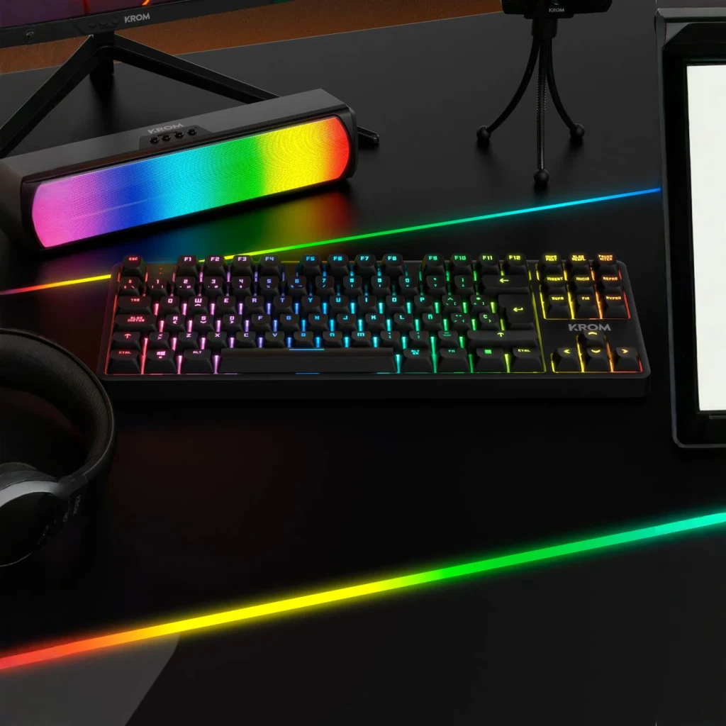 Teclado Gaming Krom Kernel Pro TKL Sem Fios Mecânico Outemu Red RGB Preto, em uso: sobre secretária gaming com iluminação
