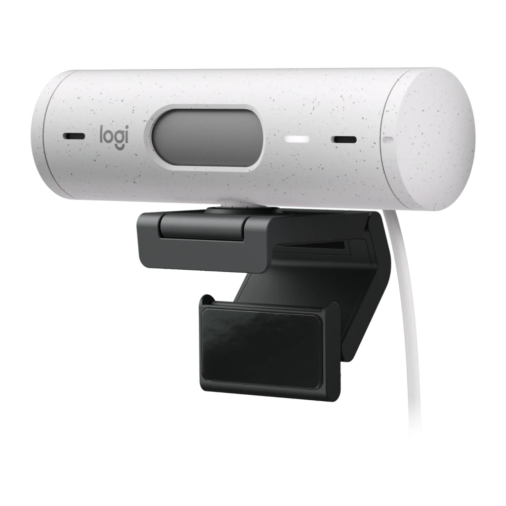 Webcam Logitech Brio 500 Full HD Blanc Cassé, détail: objectif avec cache de confidentialité, support noir et câble USB