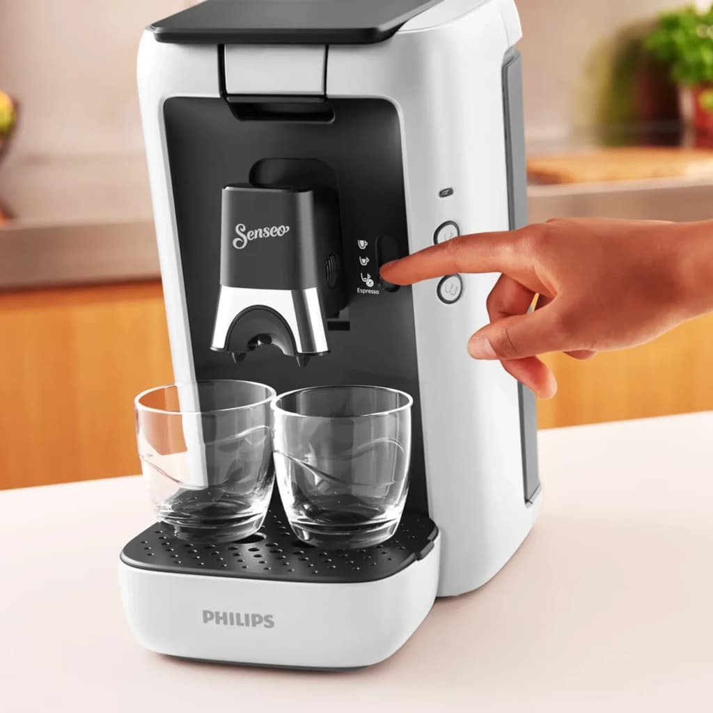 Cafetière à dosettes Philips Senseo Maestro CSA260/10 1,2L 1450W Blanc, vue latérale: main appuyant sur le bouton Espresso