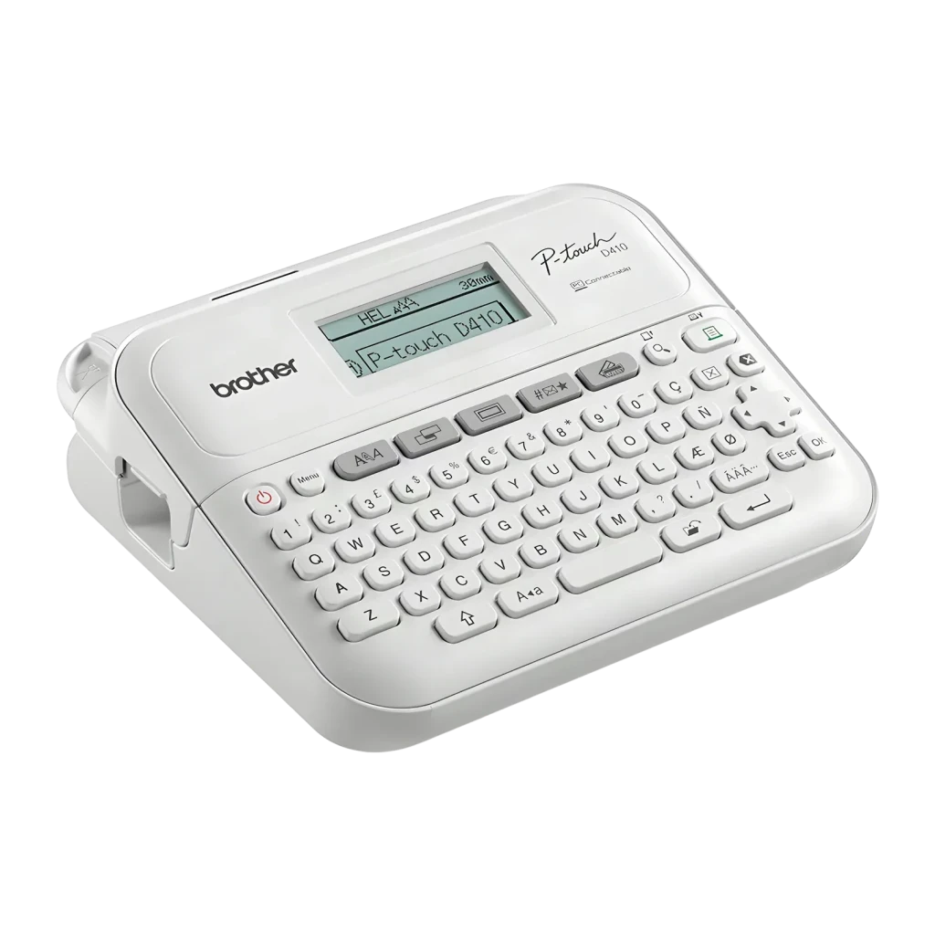 Impresora de Etiquetas Brother PT-D410VP Blanco, detalle: teclado QWERTY completo y pantalla LCD en ángulo lateral