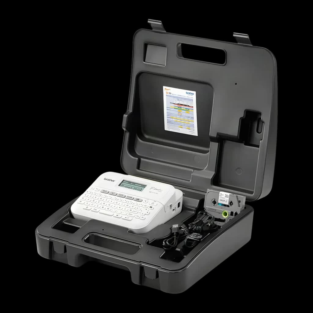 Impresora de Etiquetas Brother PT-D410VP Blanco, detalle: maletín abierto con impresora, cinta TZe y cable adaptador