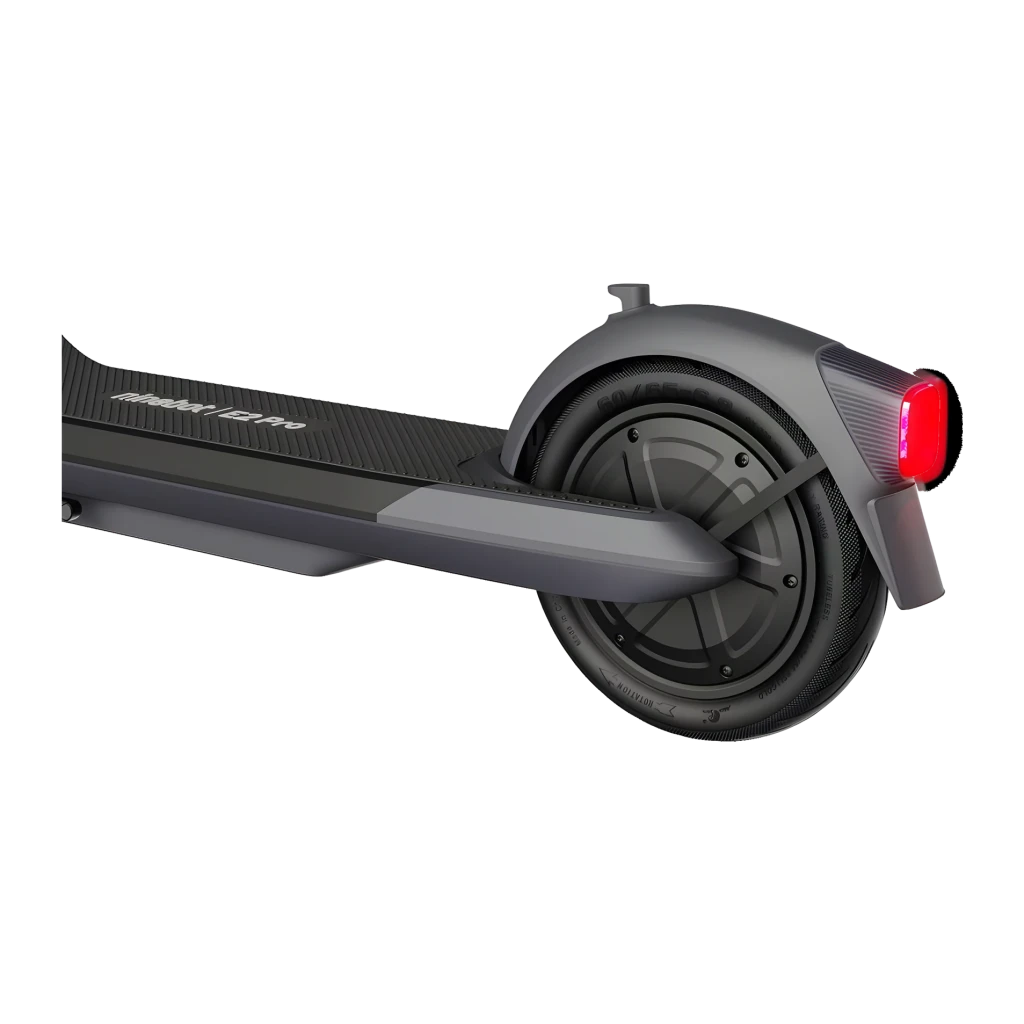 Trottinette électrique Ninebot KickScooter E2 Pro D 20km/h Gris, vue arrière: roue arrière, moyeu moteur et feu rouge allumé