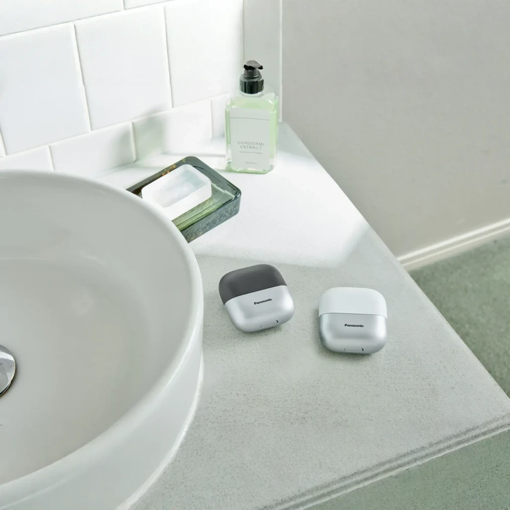 Máquina de Barbear Panasonic ES-CM3BKS503 3 lâminas preta com estojo compacto prateado e tampa cinza, design minimalista para banheiro moderno