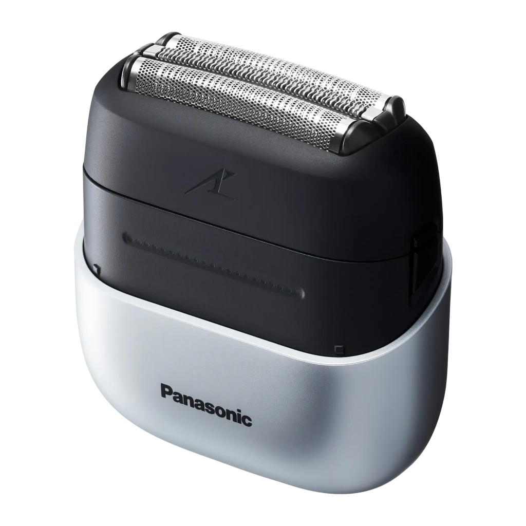 Máquina de Barbear Panasonic ES-CM3BKS503 3lâminas Preto, vista em ângulo: cabeça de lâminas prateadas sobre estojo prateado