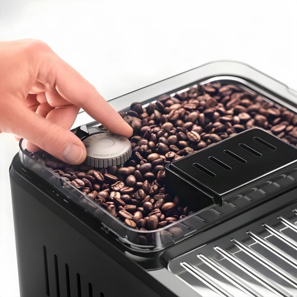 Cafetera superautomática De'Longhi Eletta Explore ECAM 450.65.G Gris Oscuro, en uso: mano ajustando el regulador