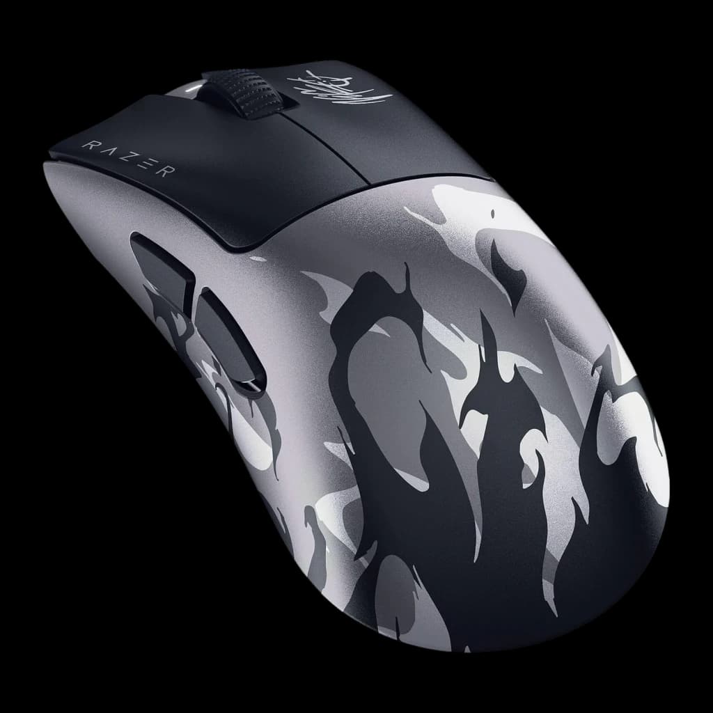 Souris Gaming Razer DeathAdder V4 Pro NiKo Edition Sans Fil 45000 DPI Noir, détail: motif camouflage gris avec signature