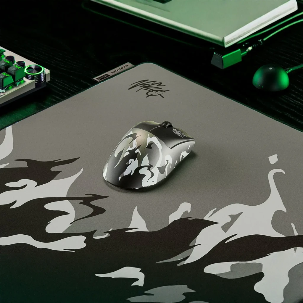 Souris Gaming Razer DeathAdder V4 Pro NiKo Edition Sans Fil 45000 DPI Noir, en utilisation: sur tapis camo avec signature