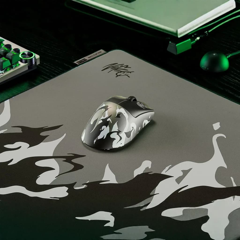 Souris Gaming Razer DeathAdder V4 Pro NiKo Edition Sans Fil 45000 DPI Noir, en utilisation: sur tapis camo avec signature