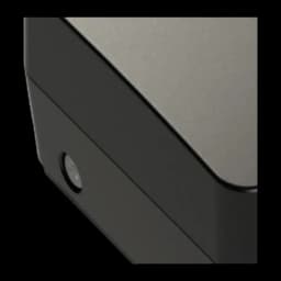 UPS Riello iPlug SE 600VA Linha Interativa 360W Preto, detalhe: canto inferior com botão circular e acabamento bicolor mate