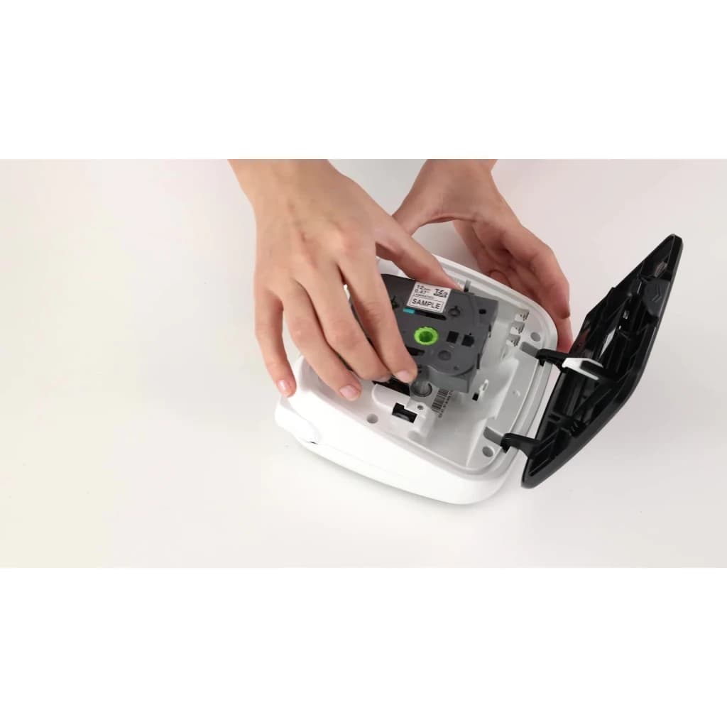 Impressora de etiquetas Brother P-touch PT-D200BW em uso: mãos inserindo cassete de fita TZe com tampa aberta
