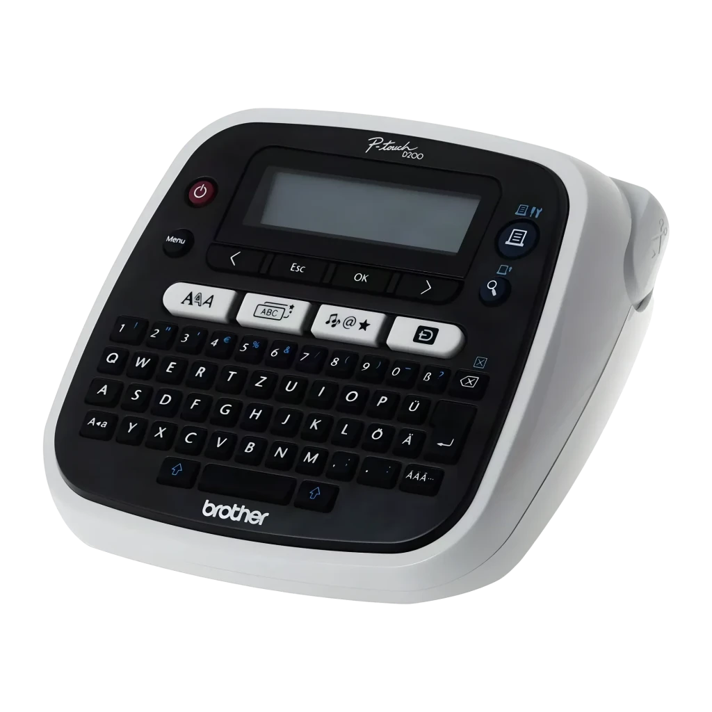 Impressora de etiquetas Brother P-touch PT-D200BW, detalhe: teclado QWERTY, ecrã LCD e botão de energia vermelho visíveis