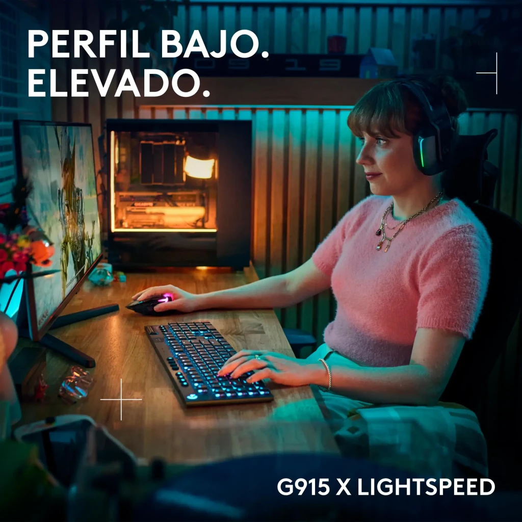 Teclado Gaming Logitech G915 X LIGHTSPEED GL Tactile Inalámbrico Negro, en uso: gamer tecleando con retroiluminación RGB