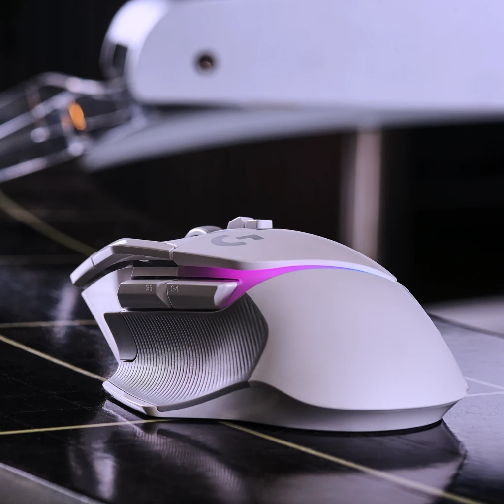 Ratón Gaming Logitech G502 X Plus Lightspeed RGB Inalámbrico 25600 DPI Blanco, en uso: vista lateral izquierda