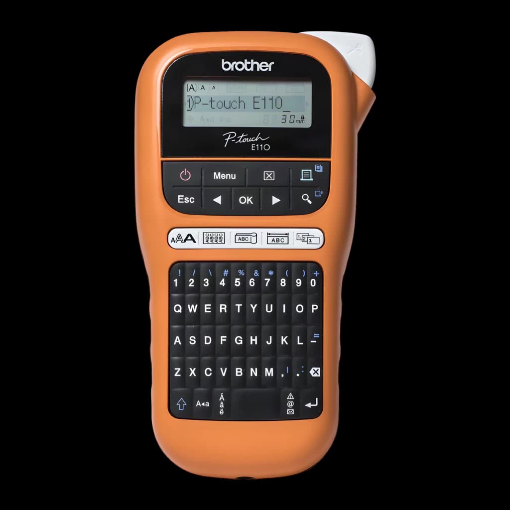 Impresora de etiquetas Brother PT-E110 Negro/Naranja, vista frontal: carcasa naranja, pantalla LCD, teclado QWERTY y cinta