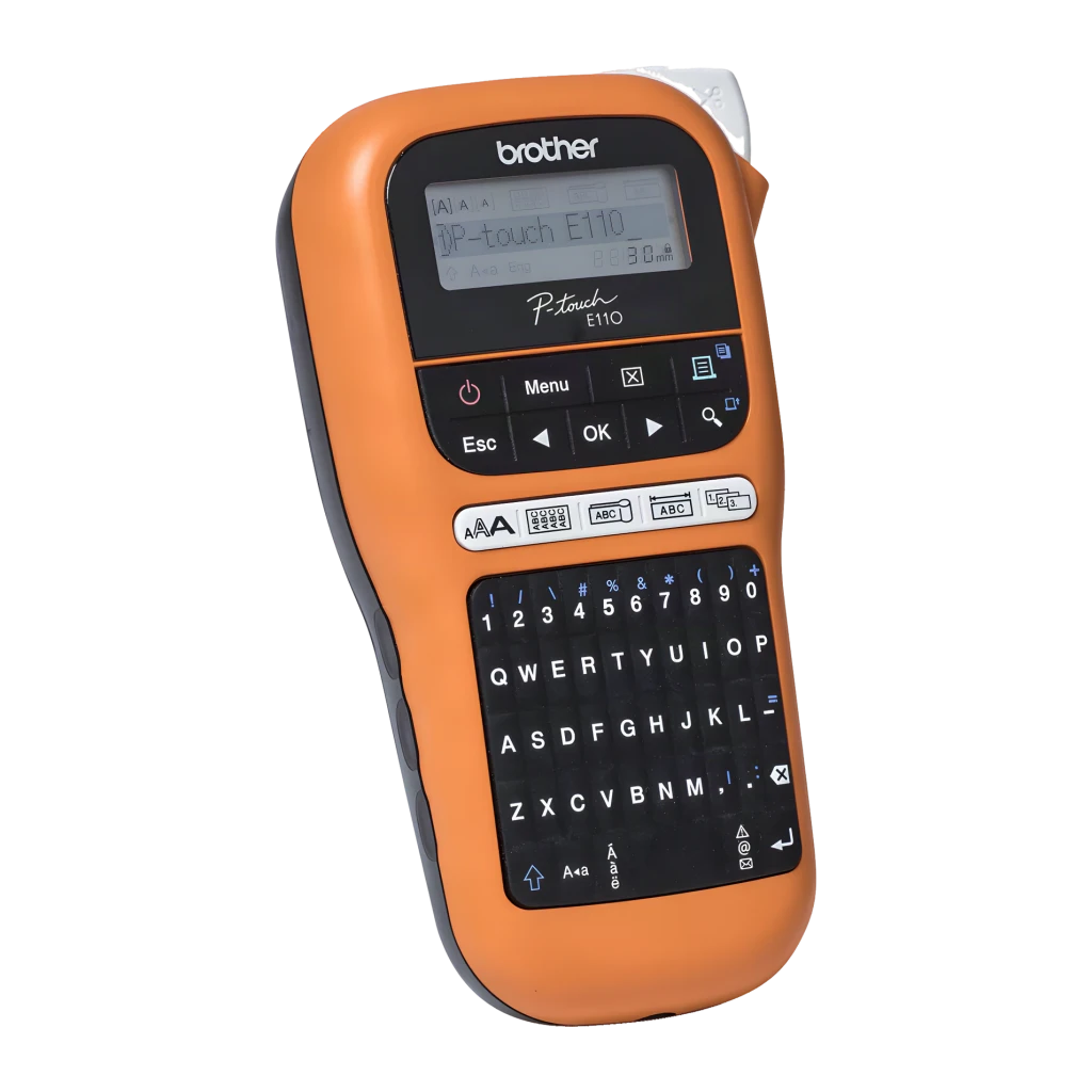 Impresora de etiquetas Brother PT-E110 Negro/Naranja, detalle: teclado QWERTY, pantalla LCD y botones de control en vista