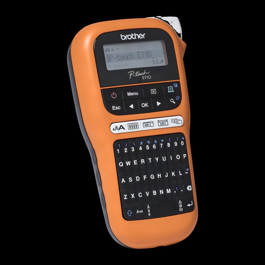 Impresora de etiquetas Brother PT-E110 Negro/Naranja, detalle: teclado QWERTY, pantalla LCD y botones de control en vista