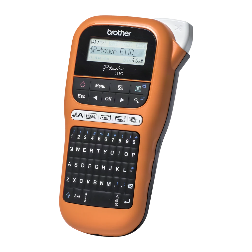 Impresora de etiquetas Brother PT-E110 Negro/Naranja, detalle: teclado QWERTY, pantalla LCD y botones de función visibles