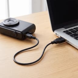 Cable AISENS A101-0023 USB-A a Mini-USB-B 0,5 m USB 2.0 Negro, en uso: conectado entre cámara compacta y portátil sobre mesa