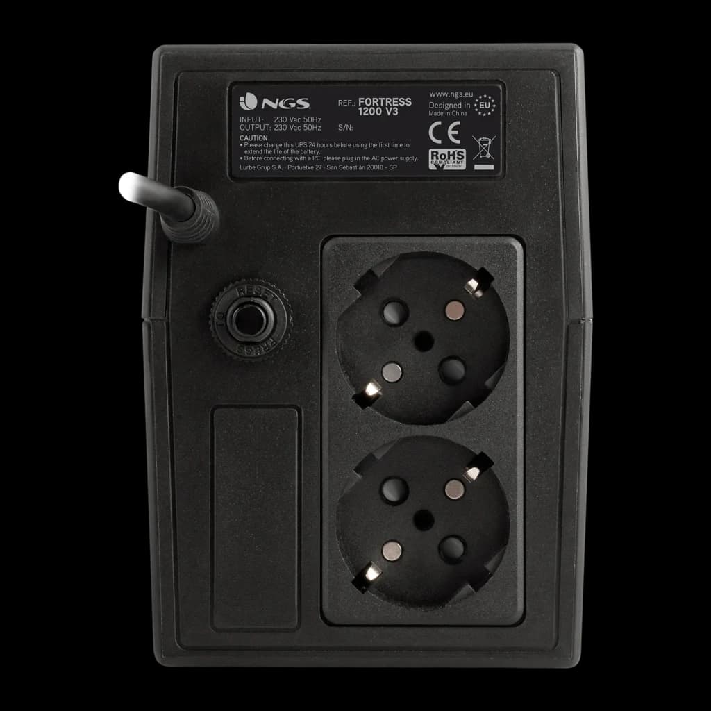Onduleur NGS Fortress 1200 V3 Offline 1200VA 480W Noir, vue arrière: 2 prises Schuko, fusible et câble d'alimentation