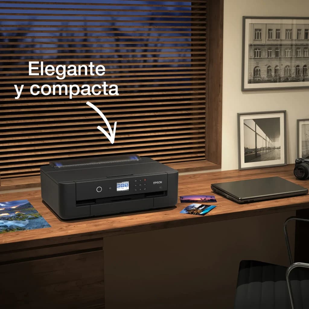 Impressora de jato de tinta Epson Expression Photo HD XP-15000 Preto, em uso: sobre secretária de madeira com fotos