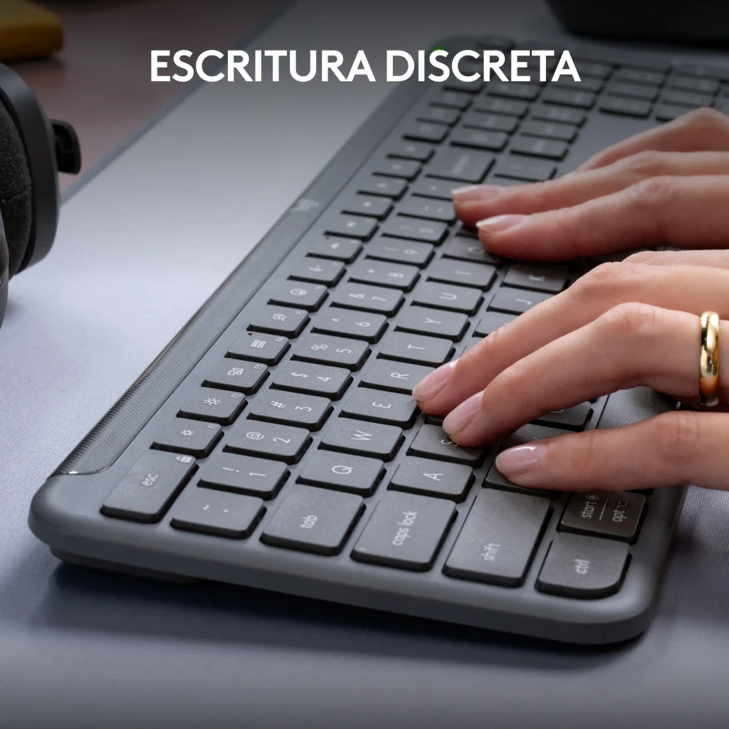 Teclado Logitech Signature Slim K950 Grafite Bluetooth + USB Logi Bolt em uso: mãos digitando nas teclas slim sobre mesa