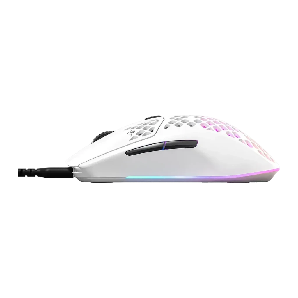 Souris Gaming SteelSeries Aerox 3 (2022) Snow 8500 DPI RGB Blanc, détail latéral: coque perforée en nid d'abeille, éclairage