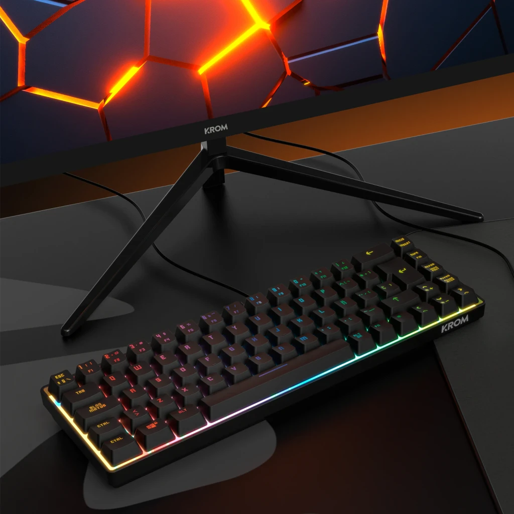 Clavier Gaming Krom Kalista RGB 68 Touches 62% 310x100mm Noir, en utilisation: sur bureau sombre devant moniteur Krom