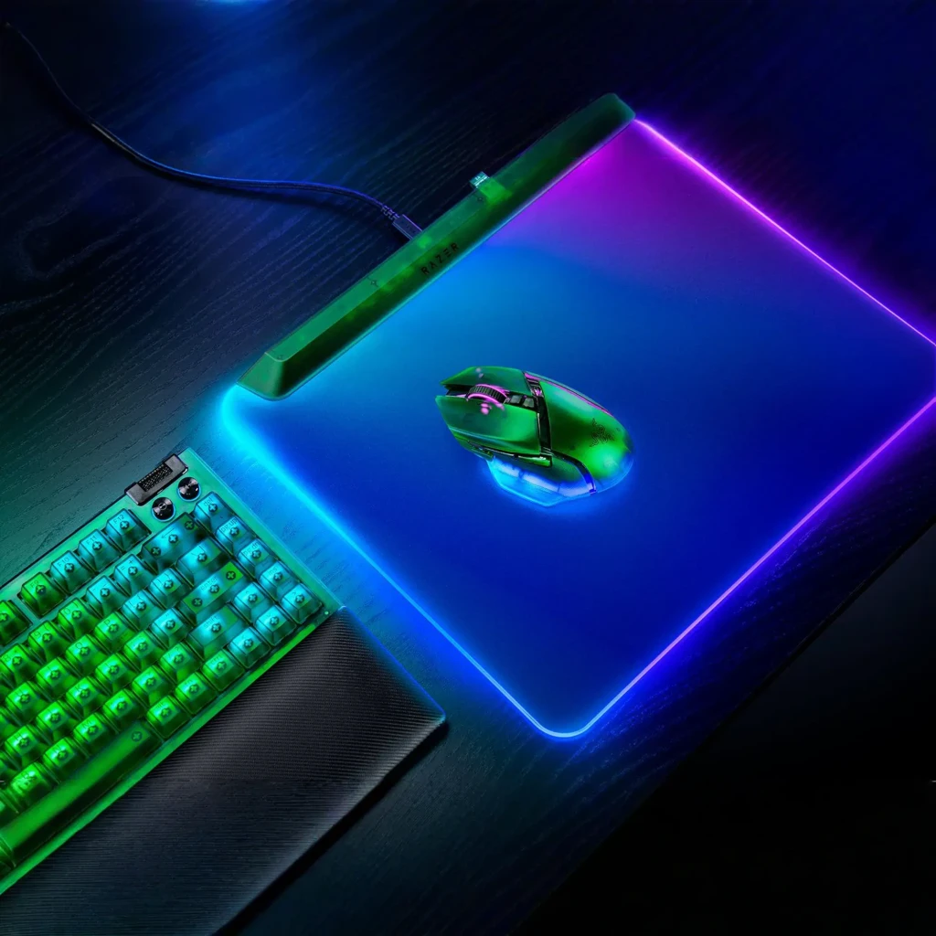 Ratón Gaming Razer Basilisk V3 Pro 35K Phantom Green Edition Inalámbrico, en uso: vista cenital sobre mousepad RGB iluminado