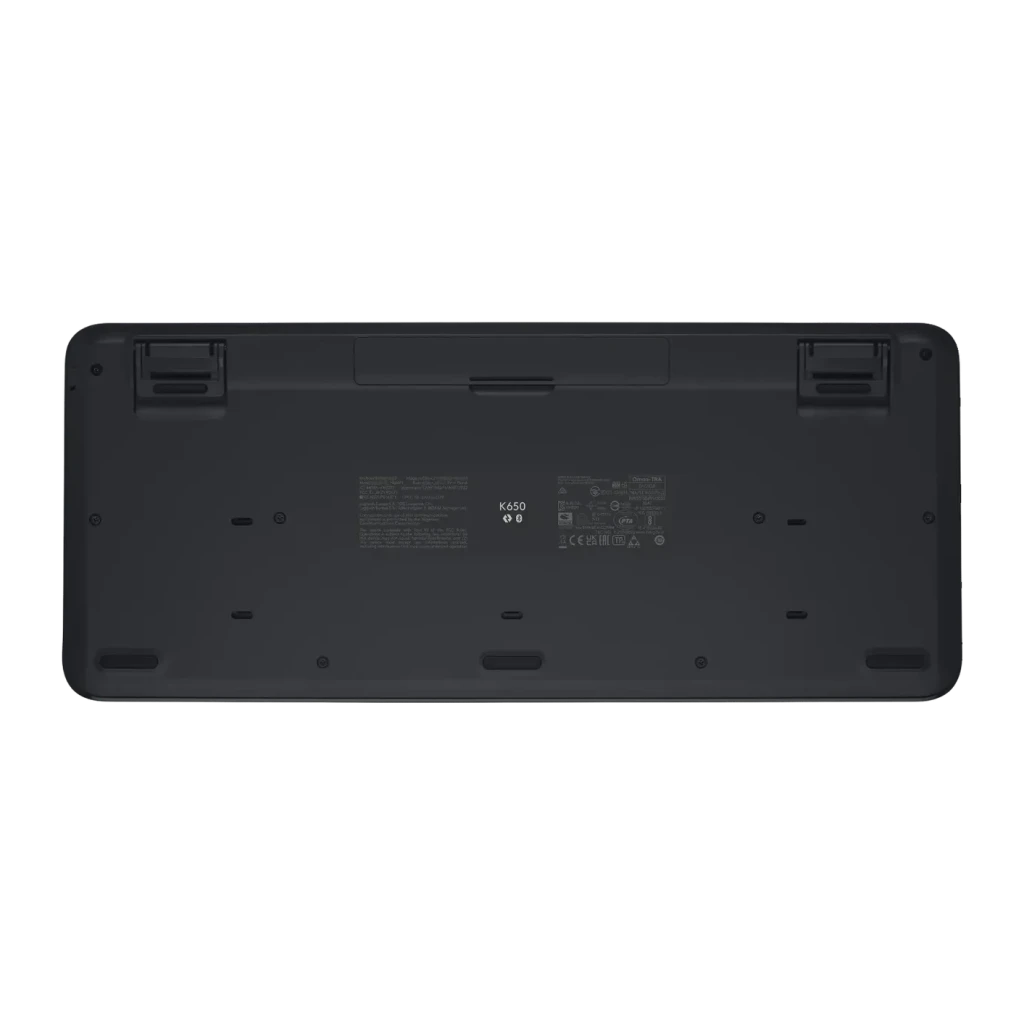Teclado Logitech Signature K650 Grafito Inalámbrico Español, vista trasera: base grafito con patas plegables y etiqueta K650