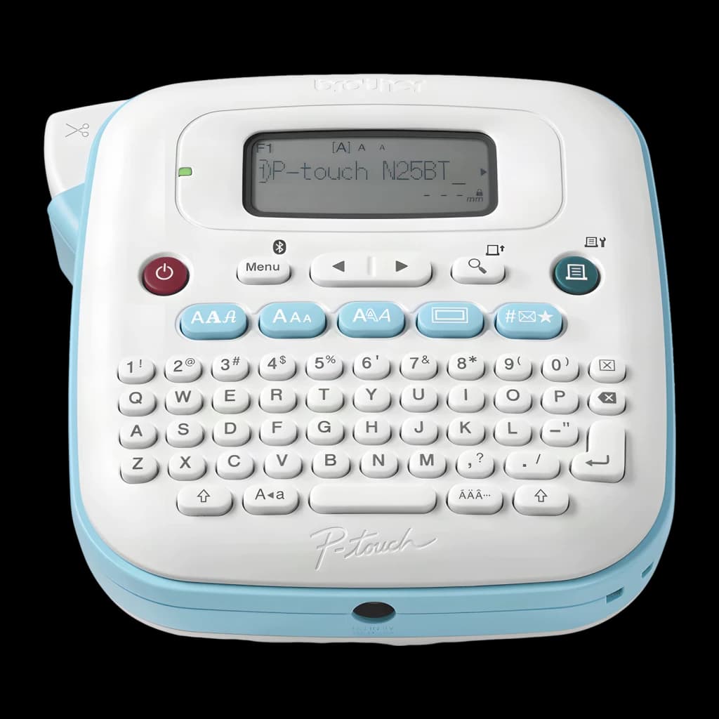 Impresora de etiquetas Brother PT-N25BT Color Bluetooth, vista frontal: teclado QWERTY, pantalla LCD y botones azules y rojos