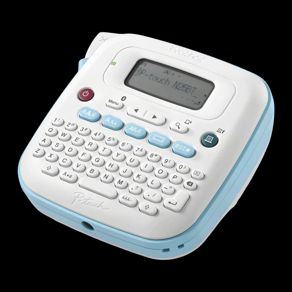 Impresora de etiquetas Brother PT-N25BT Color Bluetooth, detalle: teclado QWERTY, pantalla LCD y botón de encendido rojo