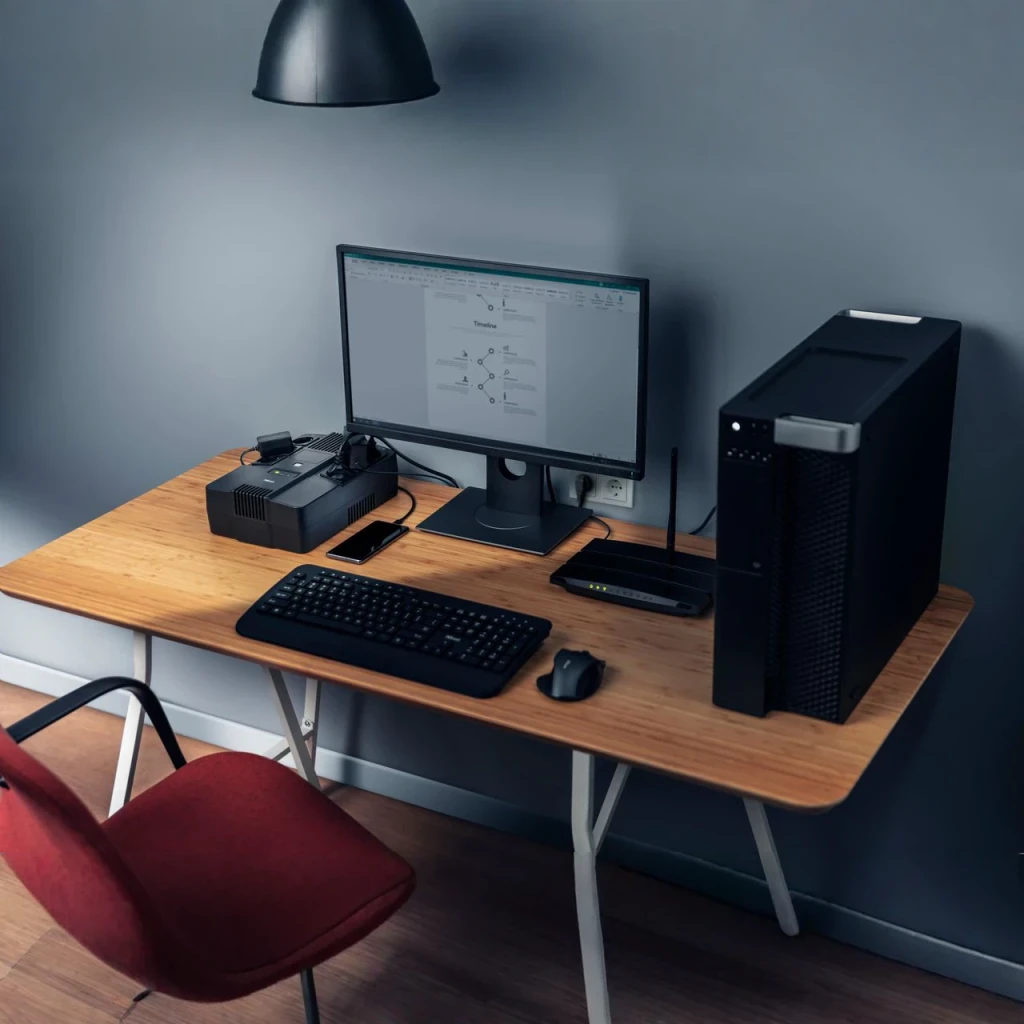 Onduleur Trust Maxxon 800VA Offline 360W Noir, en utilisation: sur bureau en bois avec tour PC, moniteur et clavier