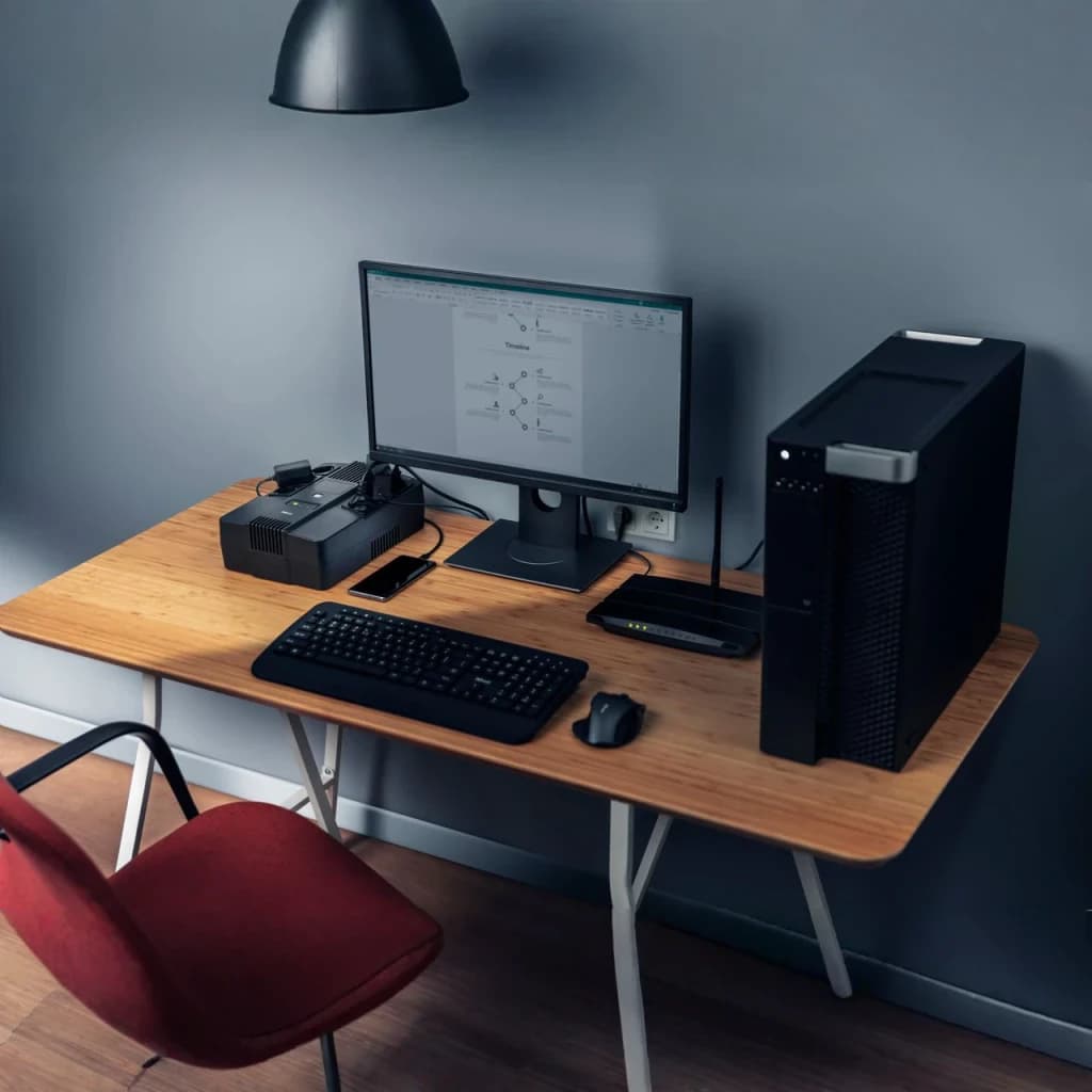 Onduleur Trust Maxxon 800VA Offline 360W Noir, en utilisation: sur bureau en bois avec tour PC, moniteur et clavier