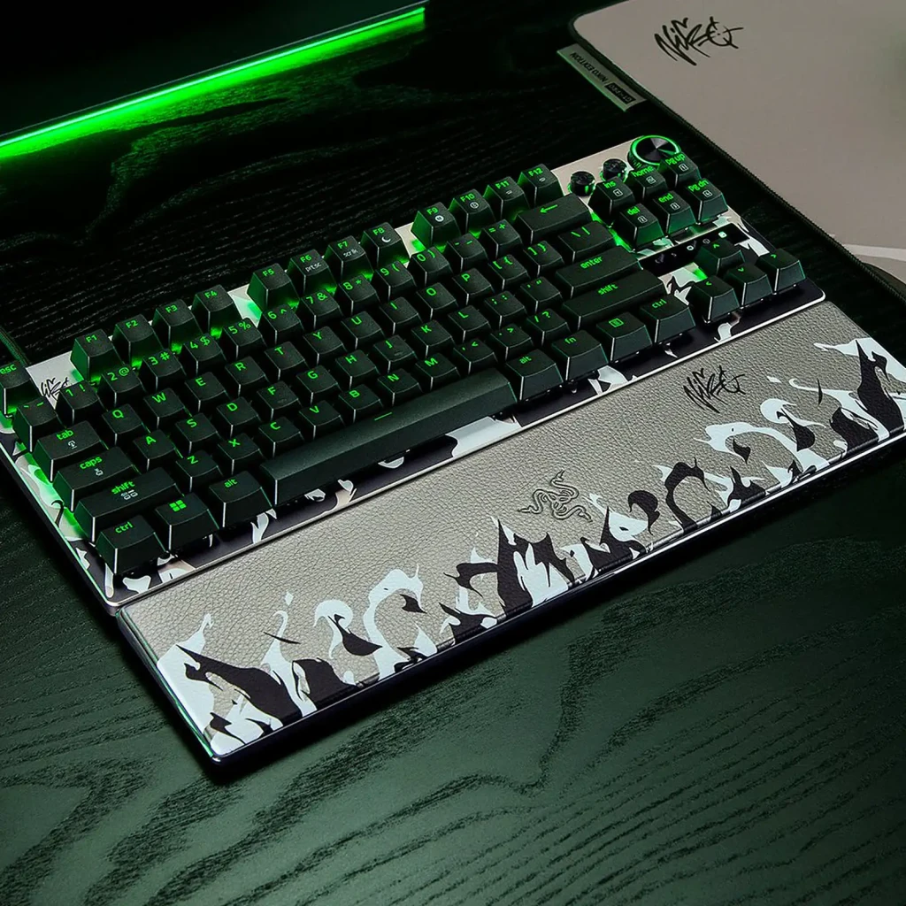 Teclado Gaming Razer Huntsman V3 Pro TKL 8KHz NiKo Edition Switch Óptico Preto em uso: vista superior em mesa escura