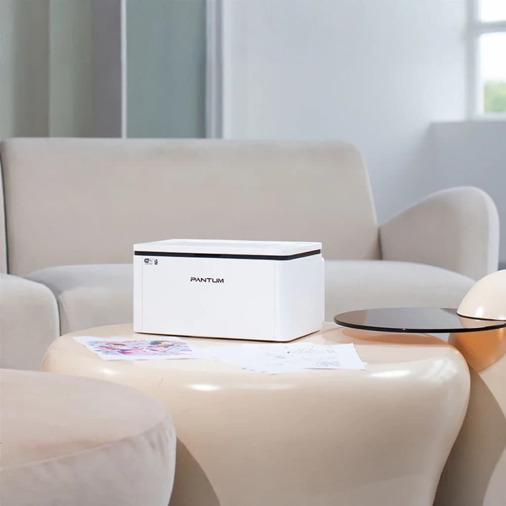 Impresora Pantum BP2300W Láser Monocromo Dúplex Manual Blanco, en uso: sobre mesa de salón junto a documentos impresos