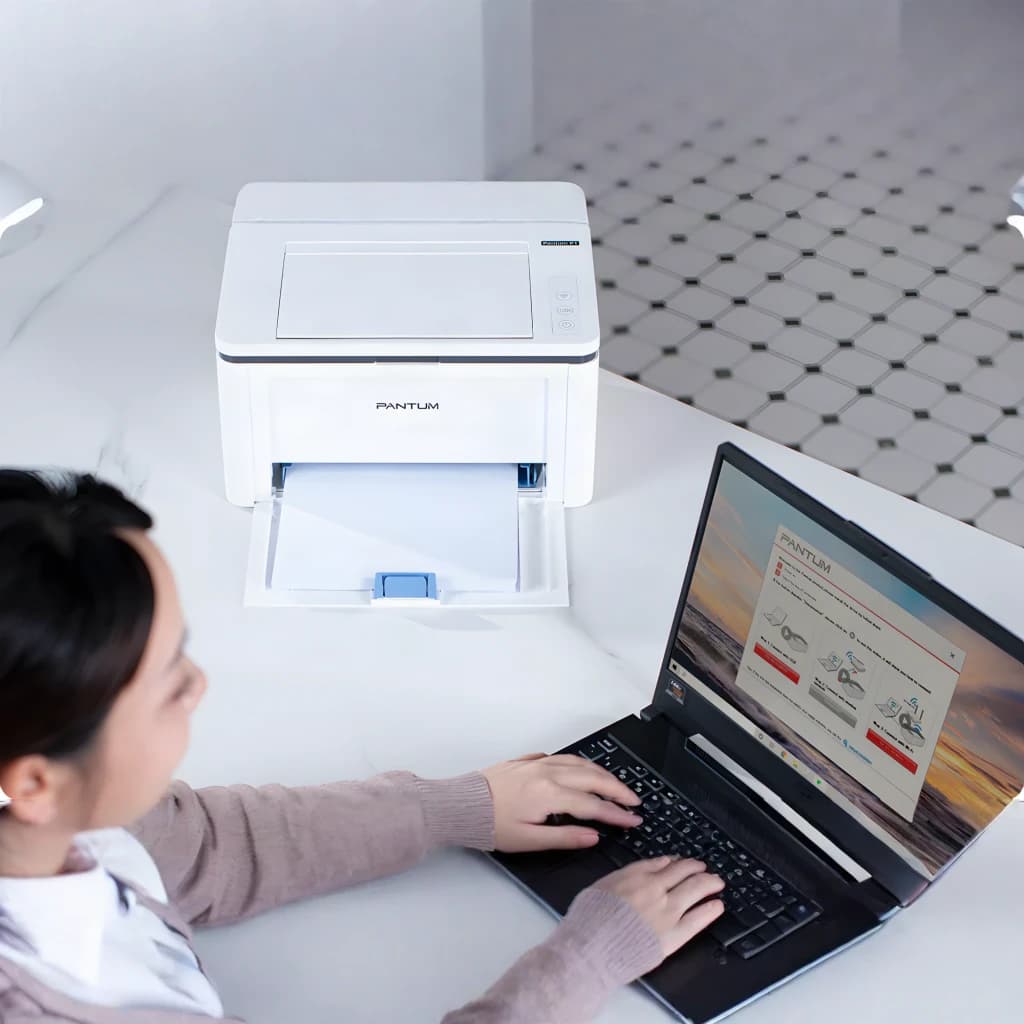 Impresora Pantum BP2300W Láser Monocromo Dúplex Manual Blanco, en uso: vista cenital, mujer tecleando en portátil