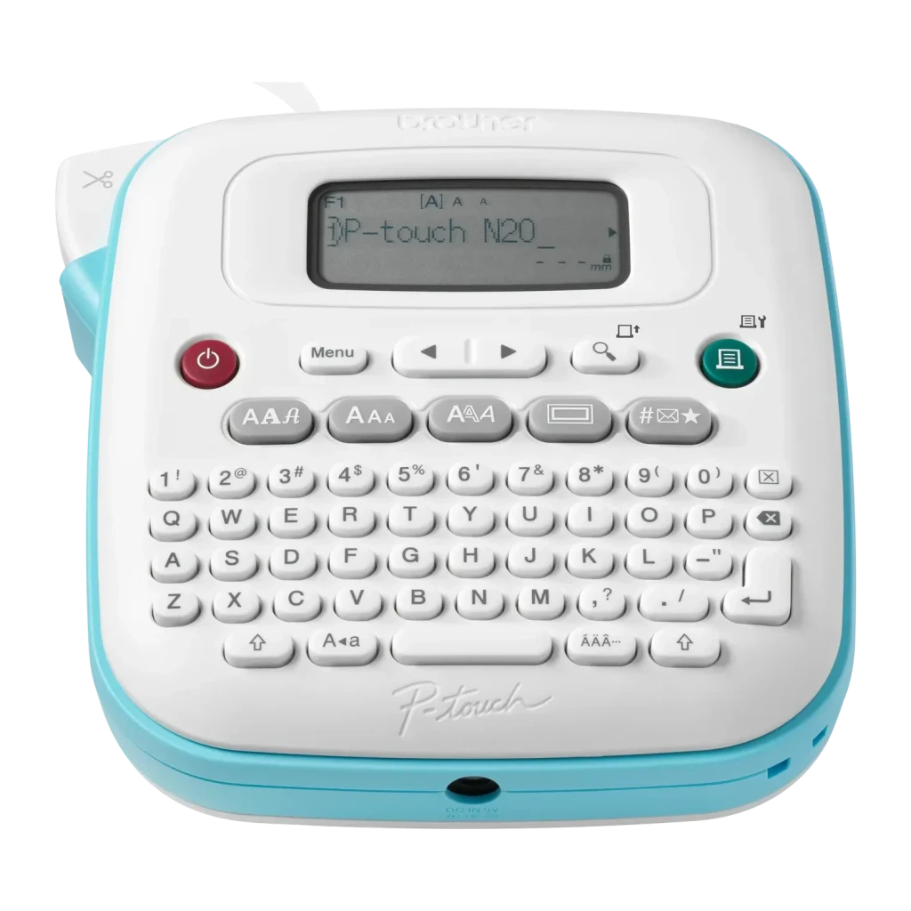 Imprimante d'étiquettes Brother PT-N20 Bleu/Blanc, vue de face: clavier QWERTY, écran LCD et bouton d'alimentation rouge