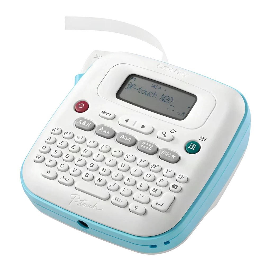 Imprimante d'étiquettes Brother PT-N20 Bleu/Blanc, détail: clavier QWERTY, écran LCD et ruban sortant par la fente supérieure