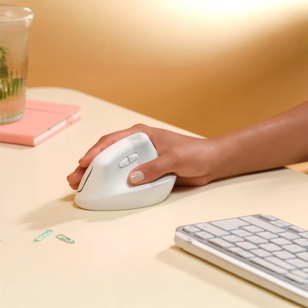 Ratón Logitech Lift Vertical Ergonomic Blanco Inalámbrico, en uso: mano sujetándolo en postura vertical sobre escritorio